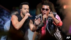 Luis Fonsi (izquierda) y Daddy Yankee actuaron en los Latin Billboard Awards en Coral Gables, Florida, el 27 de abril de 2017.