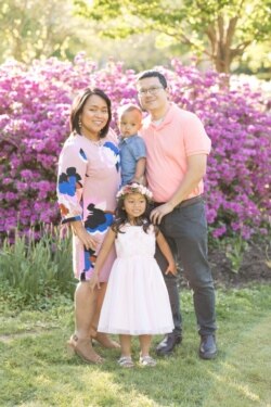 Brenda Tsai bersama suami dan dua anaknya (foto: courtesy).