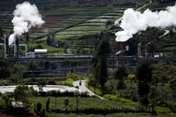 Seorang warga setempat mengendarai sepeda motor di jalan dekat unit pembangkit listrik tenaga panas bumi (PLTP) milik PT. Geo Dipa Energi (Persero) di kawasan pegunungan Dieng di Banjarnegara, Jawa Tengah, 15 November 2020. (Foto: REUTERS/Willy Kurniawan)