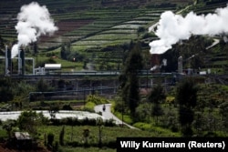 Seorang warga setempat mengendarai sepeda motor di jalan dekat unit pembangkit listrik tenaga panas bumi (PLTP) milik PT. Geo Dipa Energi (Persero) di kawasan pegunungan Dieng di Banjarnegara, Jawa Tengah, 15 November 2020. (Foto: REUTERS/Willy Kurniawan)