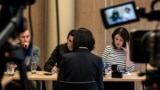 被中国国家监委扣押和调查的中国公安部副部长孟宏伟的妻子格蕾丝·孟2018年10月7日在法国里昂举行记者会，背对摄影机。