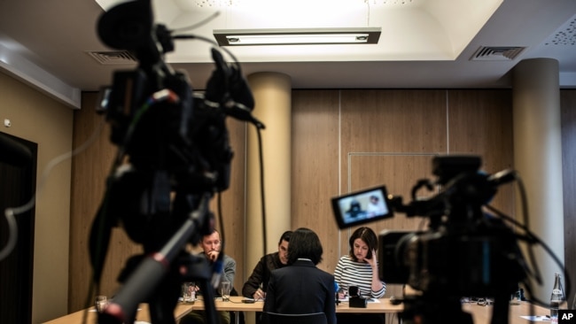 被中国国家监委扣押和调查的中国公安部副部长孟宏伟的妻子格蕾丝·孟2018年10月7日在法国里昂举行记者会，背对摄影机。