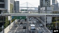 Lalu lintas di sebuah sudut jalan raya di Tokyo, 4 November 2021. (Charly TRIBALLEAU / AFP)