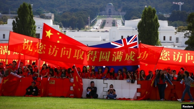 亲中国的支持者在澳大利亚堪培拉议会大厦前举旗帜欢迎中国总理李克强到访澳大利亚。（2017年3月23日）