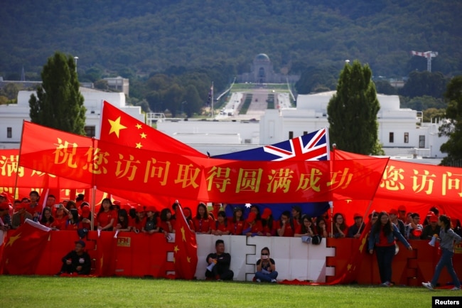 亲中国的支持者在澳大利亚堪培拉议会大厦前举旗帜欢迎中国总理李克强到访澳大利亚。（2017年3月23日）