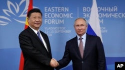 俄羅斯總統普京在符拉迪沃斯托克（又稱海參崴）與出席東方經濟論壇的中國國家主席習近平舉行會晤。（2018年9月11日）