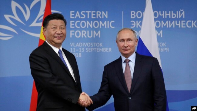 俄罗斯总统普京在符拉迪沃斯托克（又称海参崴）与出席东方经济论坛的中国国家主席习近平举行会晤。（2018年9月11日）