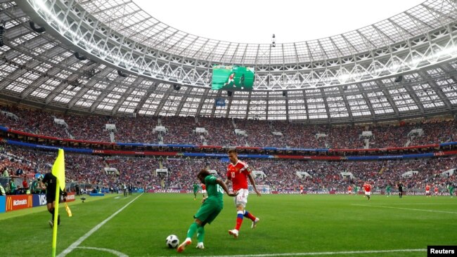 Đầu hiệp hai, đội tuyển Ảrập Xêút (áo xanh) mở nhiều đợt tấn công, nhưng thiếu những pha sút dứt điểm, nên vẫn để Nga dẫn trước 2-0.