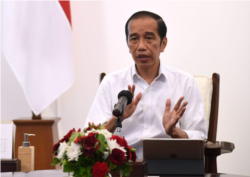 Presiden Jokowi didampingi Mentri PUPR dan Menteri Kesehatan memberikan arahan terkait penanganan bencana banjir dan longsor yang terjadi di NTT dan NTB secara virtual dari Istana Kepresidenan, Jakarta, Selasa (6/4). (Foto: Courtesy/Biro Pers)