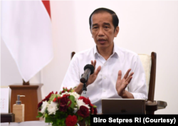 Presiden Jokowi didampingi Mentri PUPR dan Menteri Kesehatan memberikan arahan terkait penanganan bencana banjir dan longsor yang terjadi di NTT dan NTB secara virtual dari Istana Kepresidenan, Jakarta, Selasa (6/4). (Foto: Courtesy/Biro Pers)
