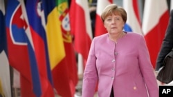 Chanselye Alman Angela Merkel nan moman li tap rive nan somè Inyon Ewop la nan Brussels 9 mas 2017.