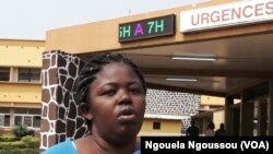 En Lingala, une malade déplore des cas de décès suite à la grève au CHU de Brazzaville, le 3 août 2017. (VOA/Ngouela Ngoussou)