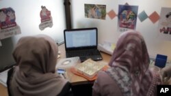 Pengusaha Palestina sedang membahas ide untuk bersaing memenangkan tahap ketiga proyek Mobaderoon, yang dikelola oleh Inkubator Teknologi dan Bisnis Universitas Islam di Gaza City, 24 November 2015.