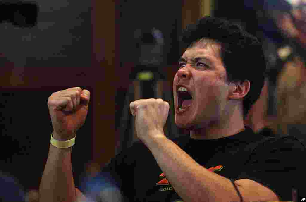 A fan of NBA Knicks' Taiwanese-American Jeremy Lin watches him play against the Sacramento Kings at a local sports bar in Taipei, Taiwan, Thursday, Feb. 16, 2012. (AP)