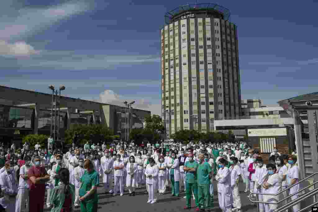 پزشکان، پرستاران و کارکنان بیمارستان لاپاز در مادرید اسپانیا، به احترام و یاد خواکین دیاز رئیس جراحی بیمارستان که بر اثر ابتلا به کرونا درگذشت، یک دقیقه سکوت کردند.