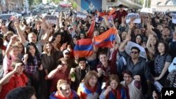 Жители Еревана празднуют отставку премьер-министра Армении Сержа Саргсяна. Ереван. 23 апреля 2018 г.