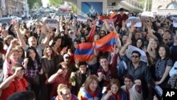 Yerevan residents celebrate Armenian Prime Minister's Serzh Sargsyan's resignation in Yerevan, Armenia, April 23, 2018. 