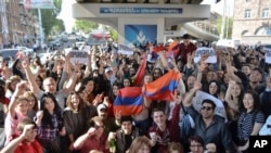Yerevan sakinləri Sarkisyanın istefasını bayram edir.