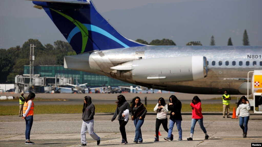 Siguen llegando centroamericanos a territorio guatemalteco, como parte del acuerdo de cooperación de asilo con Estados Unidos.