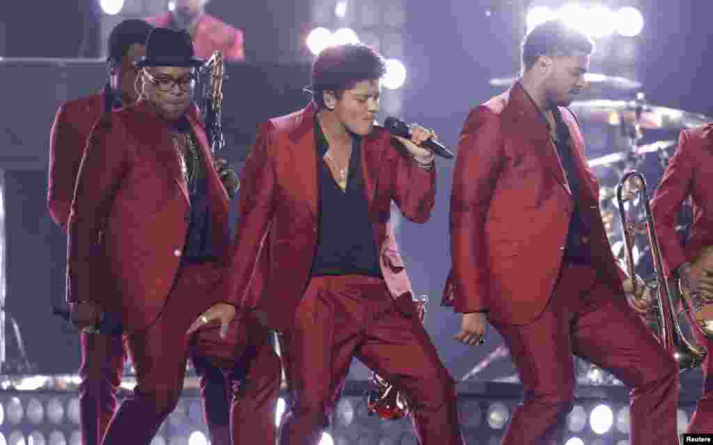 El cantante Bruno Mars, centro, durante su presentación en la entrega de los premios a la música Billboard 2013 celebrado la noche del domingo 19 de mayo, en el MGM Grand Garden Arena en Las Vegas.