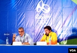 Mario Andrada, Rio Organizing committee (l) and Gustavo Nascimento, Rio director of venue management (r) during Saturday news conference on green water, Aug. 13, 2016, Rio de Janeiro. (P. Brewer/VOA)