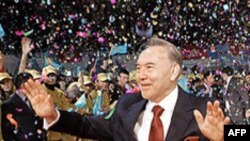 Nazarbayev Özel Yetkileri Reddetti