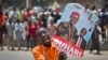 شادی یکی از طرفداران محمدو بوهاری از پیروزی او در انتخایات ریاست جمهوری نیجریه