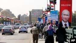 Posters of Russian President Vladimir Putin hang on light poles on Qasr El Nile Bridge in Cairo, Egypt, Feb. 9, 2015.