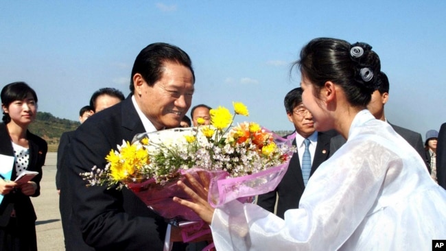 朝鲜中央新闻社的图片显示2010年10月周永康访问朝鲜在平壤机场接受鲜花