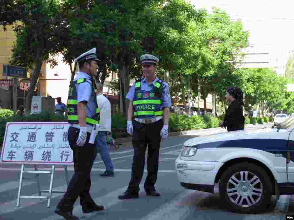 Security forces block access to the market where Thursday&#39;s explosions occurred, Urumqi, China, May 25, 2014. (Fred Wong/VOA)