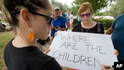 在美國移民及海關執法局前的示威者手舉標語：孩子們在哪裡？