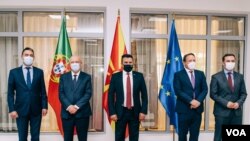 Ministri i Punëve të Jashtme të Portugalisë Augusto Silva, vendi i të cilit ka kryesinë e radhës të BE-së dhe Komisioneri për Zgjerim, Oliver Varhelyi dorëzuan në Sofje dhe në Shkup një propozim për zgjidhjen e problemit bullgaro-maqedonas