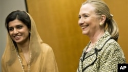 Министр иностранных дел Пакистана Хина Раббани Хар и государственный секретарь США Хиллари Клинтон. Токио. 8 июля 2012 г.
