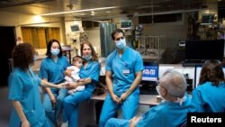Para petugas medis yang merawat pasien Covid-19 di rumah sakit Wolfson Medical Center di Israel. Banyak dari perawat dan dokter Israel adalah warga keturunan Arab. 