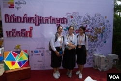 Students take part in the 7th Cambodia Book Fair at the National Library in Phnom Penh, December 07th, 2018. (VOA Khmer)