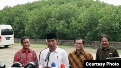 Presiden Joko Widodo setelah acara penyerahan sertifikat tanah adat di Pura Dalem Sakenan, Serangan, Kota Denpasar, Bali, Jumat, 23 Februari 2018. (Foto courtesy: Biro Pers Istana.)