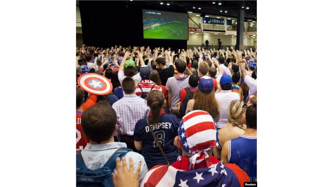 Para penggemar menyaksikan Amerika Serikat melawan Belgia dalam pertandingan Piala Dunia babak 16 besar, di acara nonton bareng di Seattle, Washington, 1 Juli 2014.