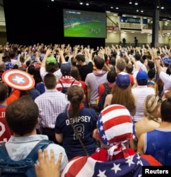 Para penggemar menyaksikan Amerika Serikat melawan Belgia dalam pertandingan Piala Dunia babak 16 besar, di acara nonton bareng di Seattle, Washington, 1 Juli 2014.