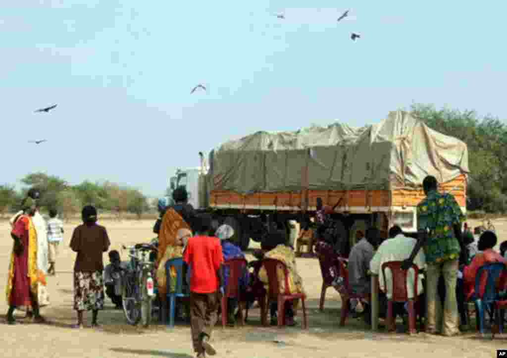 Trucks are being provided to returnees by local authorities in Abyei to transport household items.
