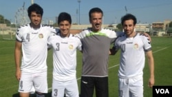 علی عسکر لعلی، مربی تخنیکی تیم ملی فوتبال افغانستان در کنار سه بازیکن تیم فوتبال کشورش