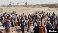 Собравшиеся ждут родственников, прибывающих из Афганистана, у контрольно-пропускного пункта в пакистано-афганском пограничном городе Чаман, Пакистан, 17 августа 2021 г. 
