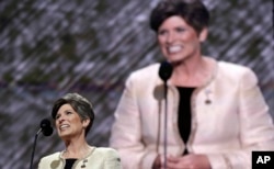 ສະມາຊິກສະພາສູງ ທ່ານນາງ Joni Ernst, ພັກຣີພັບບລິກັນ ຈາກລັດ Iowa ກ່າວທີ່ກອງປະຊຸມໃຫຍ່.