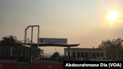 L'entrée du campus de l'Unikin, l'Université de Kinshasa, le 21 septembre 2017. (VOA/Abdourahmane Dia)