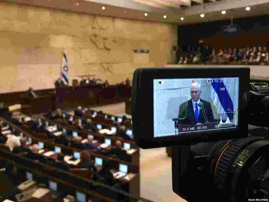مایک پنس، معاون رئیس جمهوری آمریکا از پارلمان اسرائیل در اورشلیم در روز ۲۲ ژانویه در حاشیه سفر به این کشور، بازدید کرد. عکس: &laquo;کوین نه&raquo;، صدای آمریکا
