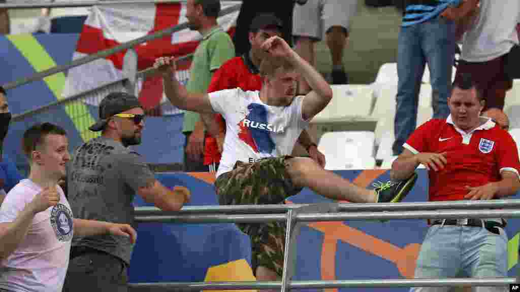 Des supporters russes attaquent un fan anglais à la fin du match entre l&#39;Angleterre et la Russie, au stade Vélodrome de Marseille, le 14 juin 2016.