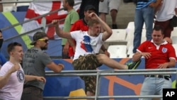 Les hooligans russes attaquent un supporter anglais à la fin du match de football de l’Euro 2016 entre l'Angleterre et la Russie, au stade Vélodrome à Marseille, France, 11 juin 2016. 