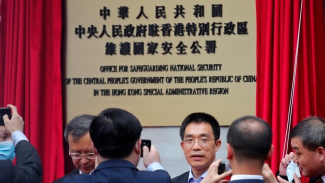 中國大陸與香港官員在一家香港酒店參加新設的駐港國安公署揭牌儀式。（2020年7月8日）