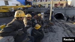 지난해 4월 중국 산시성 다통에서 발생한 탄광 폭발 사고 현장에서 구조된 광부들이 모여있다. (자료사진)