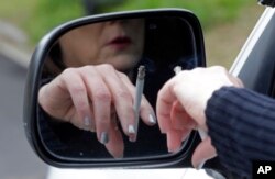 미국 앨라배마주 하이엔빌에서 한 여성 트럭 운전자가 담배를 피고 있다.