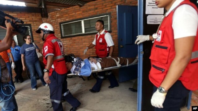 Los investigadores creen que una falla mecánica hizo que el autobús se desviara de la carretera y cayera a un barranco de unos 80 metros.